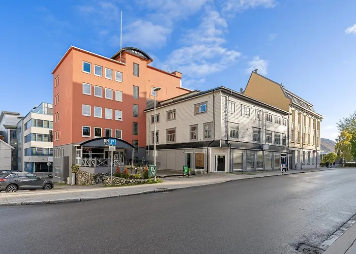 Enter Amalie Hotel