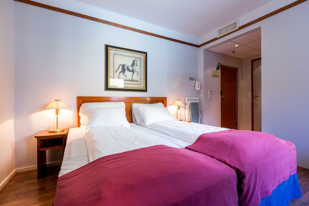 Enter Amalie Hotel