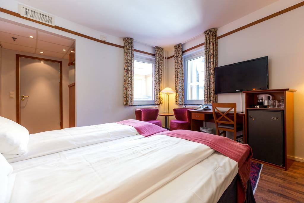 Enter Amalie 4*